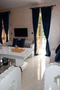 sala de estar con sofá y mesa en Ghazalle oasis Hotel GB en El Biar