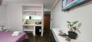 une chambre avec un lit et un bureau avec un ordinateur dans l'établissement DEPARTAMENTO CENTRICO, à Salta