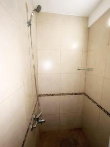 une salle de bain avec une douche avec pommeau de douche dans l'établissement DEPARTAMENTO CENTRICO, à Salta
