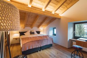 Rúm í herbergi á Hotel Walliserkanne