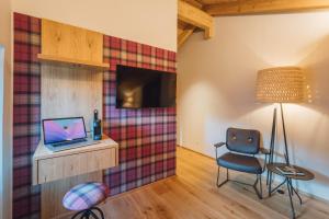 TV a/nebo společenská místnost v ubytování Hotel Walliserkanne