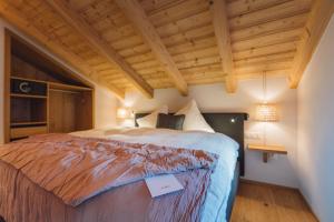 Rúm í herbergi á Hotel Walliserkanne