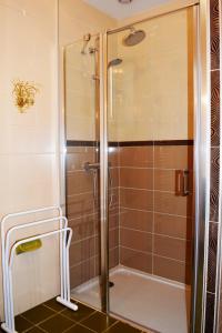 een douche met een glazen deur in de badkamer bij Ravissante Villa en bord de plage aux Grenettes in Sainte-Marie-de-Ré