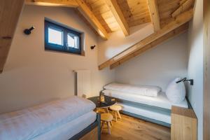 Rúm í herbergi á Hotel Walliserkanne
