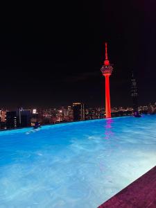 una piscina con vistas a la ciudad por la noche en The Platinum KLCC by Moonlight, en Kuala Lumpur
