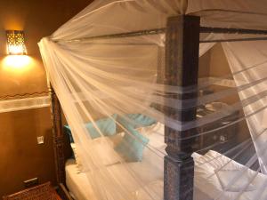 Un pat sau paturi într-o cameră la Kasbah Hotel Ait Omar