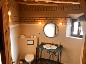 Kasbah Hotel Ait Omar的一间浴室