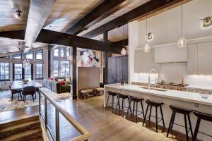 eine offene Küche und ein Wohnzimmer mit Holzdecken in der Unterkunft Luxurious Chalet with Private Elevator in Vail