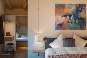 Rúm í herbergi á Hotel Walliserkanne