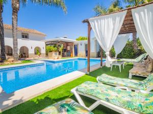 a villa with a swimming pool and palm trees at Cubo's Finca Vallehermoso in Alhaurín el Grande