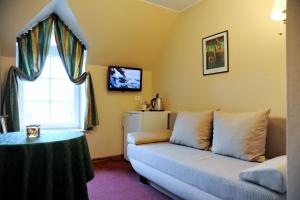 - un salon avec un canapé et une fenêtre dans l'établissement Bella Vila, à Palanga