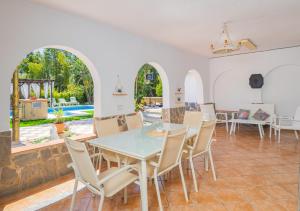 a dining room with a table and chairs at Cubo's Finca Vallehermoso in Alhaurín el Grande