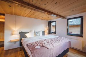 Un pat sau paturi într-o cameră la Hotel Walliserkanne