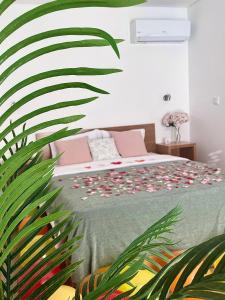 a bedroom with a bed and a plant at Jasmine Hotel in São Pedro de Alva
