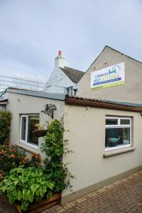 un edificio con un cartel en el costado en Shannon Bridge House, en Carrick on Shannon