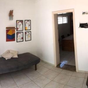 una camera con un letto e una camera con una camera da letto di Kasa Kaya ad Araraquara