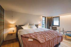 Rúm í herbergi á Hotel Walliserkanne
