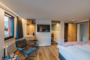 Rúm í herbergi á Hotel Walliserkanne