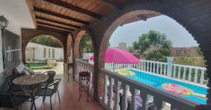 Bazén v ubytovaní Villa Don Giovanni Fuengirola, Piscina Privada y vistas al mar y a la Montaña alebo v jeho blízkosti