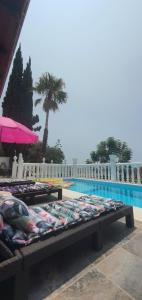 Bazén v ubytovaní Villa Don Giovanni Fuengirola, Piscina Privada y vistas al mar y a la Montaña alebo v jeho blízkosti