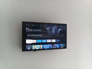 TV a/nebo společenská místnost v ubytování Beetroot, jedes Zimmer verfügt über Smart TV , eigenes Bad mit Regendusche und Balkon