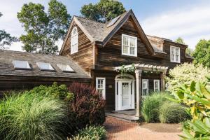 Casa de madera con puerta blanca y ventanas en EHP Resort & Marina en East Hampton