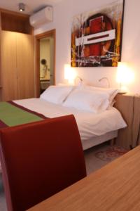 Postel nebo postele na pokoji v ubytování Logis Hotel Restaurant A L'Etoile