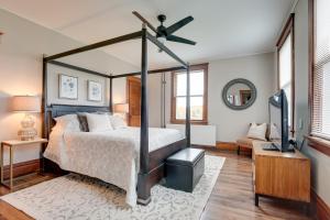 RamsaySpacious Home in Ramsay 9 Smart TVs and Pool Table!的带床和吊扇的卧室