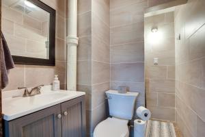 RamsaySpacious Home in Ramsay 9 Smart TVs and Pool Table!的带马桶和水槽的浴室