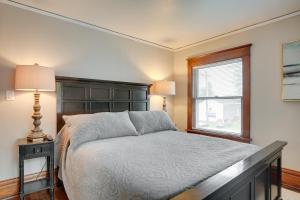 Spacious Home in Ramsay 9 Smart TVs and Pool Table!客房内的一张或多张床位