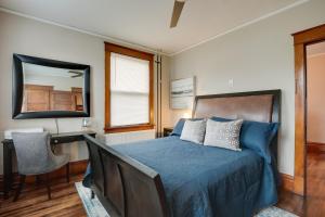 Spacious Home in Ramsay 9 Smart TVs and Pool Table!客房内的一张或多张床位