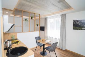 cocina y comedor con mesa y sillas en Fort63 Studio, en Kaunas