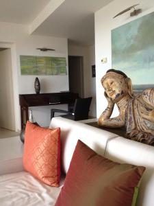 een woonkamer met een bank en een standbeeld bij Stunning 2 bedroom View condo in Maho in Lowlands