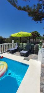Bazén v ubytovaní Villa Don Giovanni Fuengirola, Piscina Privada y vistas al mar y a la Montaña alebo v jeho blízkosti