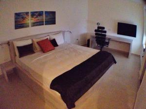 een slaapkamer met een groot bed en een bureau bij Stunning 2 bedroom View condo in Maho in Lowlands