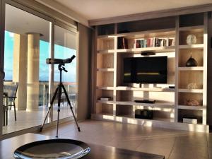 een kamer met een camera, een televisie en een statief bij Stunning 2 bedroom View condo in Maho in Lowlands