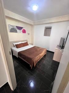 1 dormitorio con 1 cama y TV en Edificio Sofia en Las Galletas