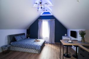 1 dormitorio con cama, escritorio y ventana en Fort63 Studio, en Kaunas