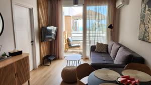 ウルツィニにあるMarelis condo with sea viewのソファとテーブルのあるリビングルーム