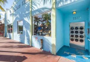 un edificio azul con una tienda delante con una ventana en 1 Bedroom 5 minutes walk to Beach on Washington Ave, en Miami Beach