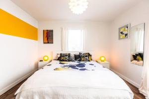 Un dormitorio con una gran cama blanca con dos lámparas. en 1 Bedroom 5 minutes walk to Beach on Washington Ave, en Miami Beach