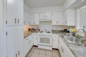 eine Küche mit weißen Schränken und einem Waschbecken in der Unterkunft Charming Fort Worth Retreat about 12 Mi to Dtwn! in Fort Worth