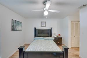 Schlafzimmer mit einem Bett und einem Deckenventilator in der Unterkunft Charming Fort Worth Retreat about 12 Mi to Dtwn! in Fort Worth