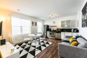 una sala de estar con un sofá y una mesa en 1 Bedroom 5 minutes walk to Beach on Washington Ave, en Miami Beach