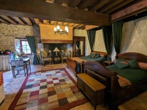 sypialnia z 2 łóżkami i salon w obiekcie Chateau De Montmagner w mieście Arnac-la-Poste