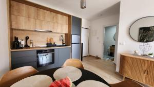 Marelis condo with sea viewにあるキッチンまたは簡易キッチン