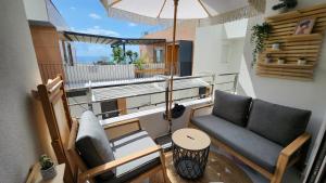 ウルツィニにあるMarelis condo with sea viewの小さなバルコニー(ソファ、テーブル付)