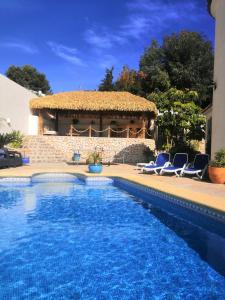 Villa con piscina frente a una casa en Villa ARMONIA, en Benissa