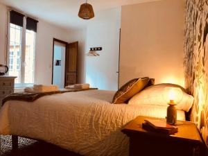 Letto o letti in una camera di L’AMANTINE Chambres d’hôtes et gîte