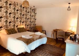 Letto o letti in una camera di L’AMANTINE Chambres d’hôtes et gîte